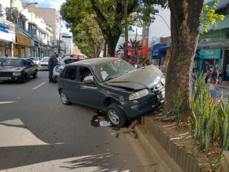 Carro bate em árvore perto de tapetes de Corpus Christi no Noroeste do ES