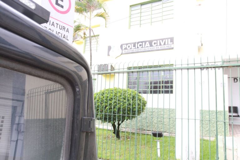 Homem é preso após bater em mulher com cabo de vassoura