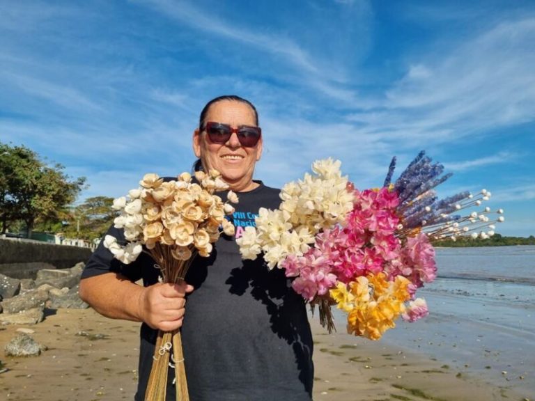 Artesã do Estado transforma escamas de peixes até em buquê