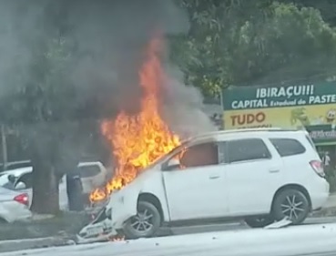 Idoso de 84 anos fica ferido e carro pega fogo após acidente na BR-101