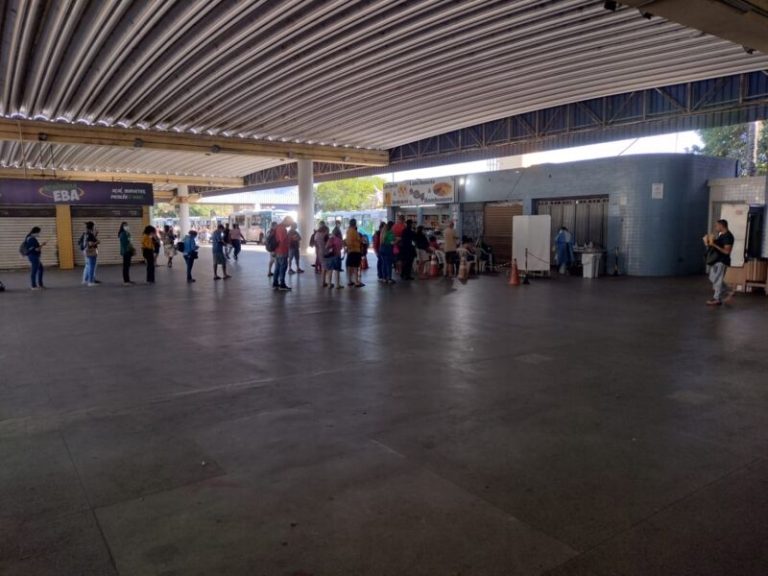 Alta procura por teste de covid forma longa fila em Terminal na Serra