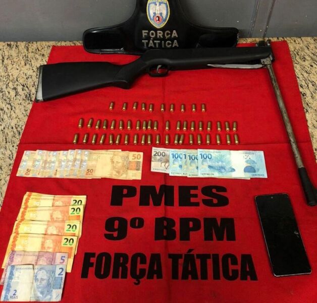 Tatuador anuncia promoção de armas em aplicativo de mensagem e vai preso no Sul