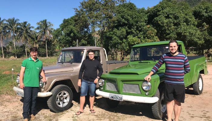 Passeio com carros antigos nas montanhas