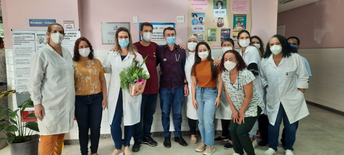 Paciente reencontra equipe de saúde que o salvou após paradas cardíacas
