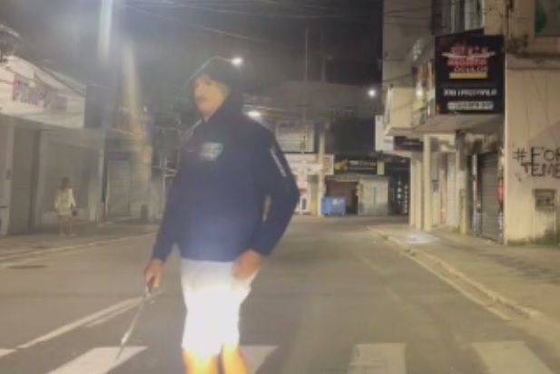 Homem mascarado e com facão ameaça pessoas durante a madrugada no Sul do ES