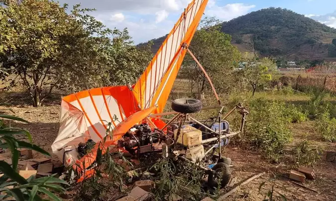 Homem sobrevive a queda de ultraleve que colidiu com poste
