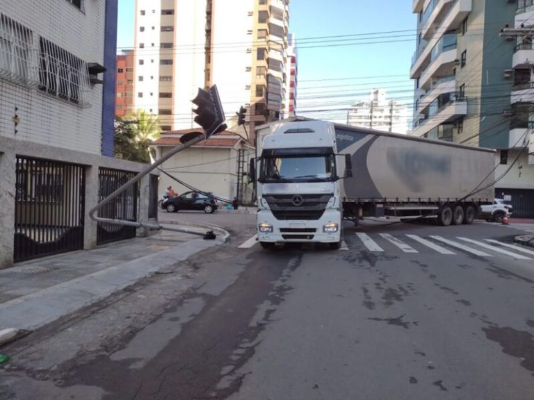 Carreta derruba semáforo e causa transtorno em Vila Velha