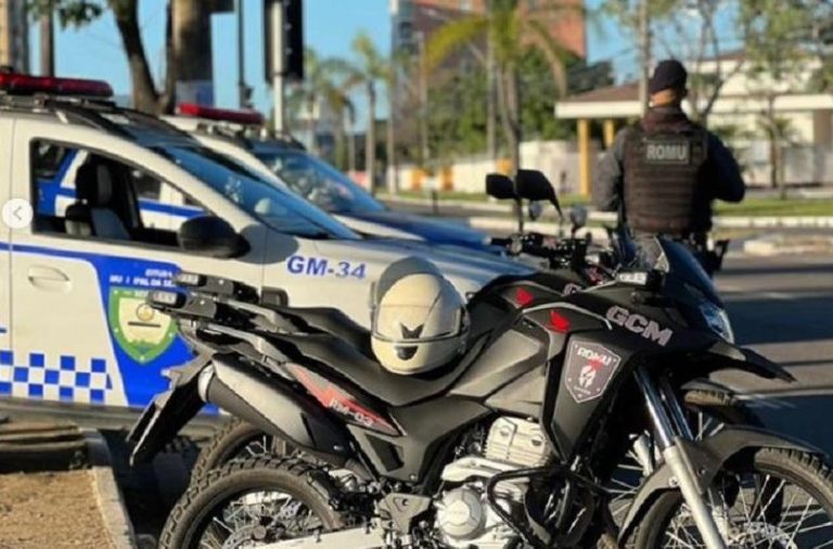 Motociclista é atingida por caminhão em acidente na Serra