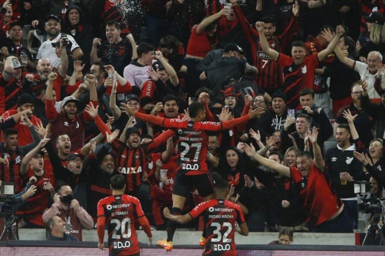 Athletico-PR derrota Libertad por 2 a 1 na Arena da Baixada