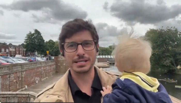 ‘Não pôde ir para a creche’, diz repórter ao entrar ao vivo com filho no colo