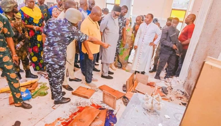 Homens armados invadem igreja católica na Nigéria e matam ao menos 50