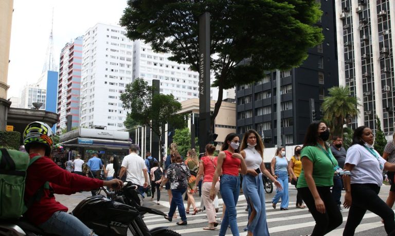 São Paulo volta a obrigar uso de máscaras contra covid-19