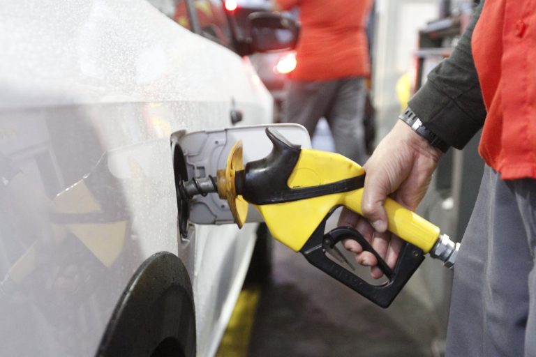 Bolsonaro diz que gasolina e diesel devem ficar mais baratos
