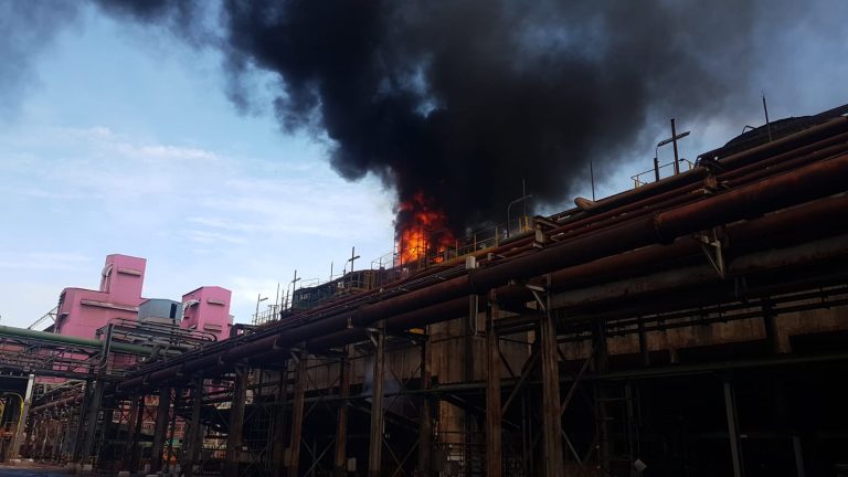 Equipamento de usina pega fogo no Porto de Tubarão