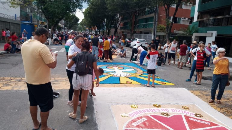 Ruas amanhecem coloridas por tapetes na festa de Corpus Christi