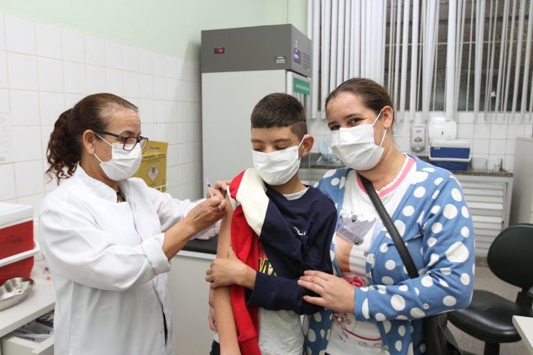 Prefeituras abrem mais vagas para testes e vacinas. Veja os locais