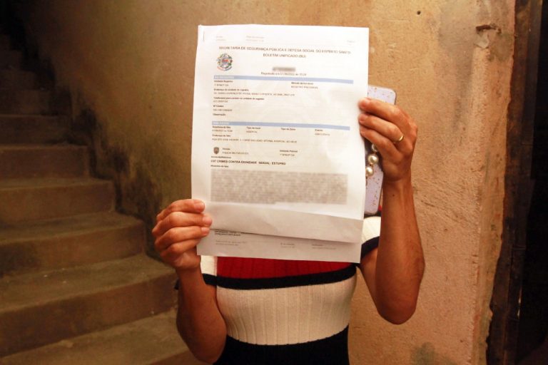 Mulher cai no golpe do amor e é impedida de ver a família