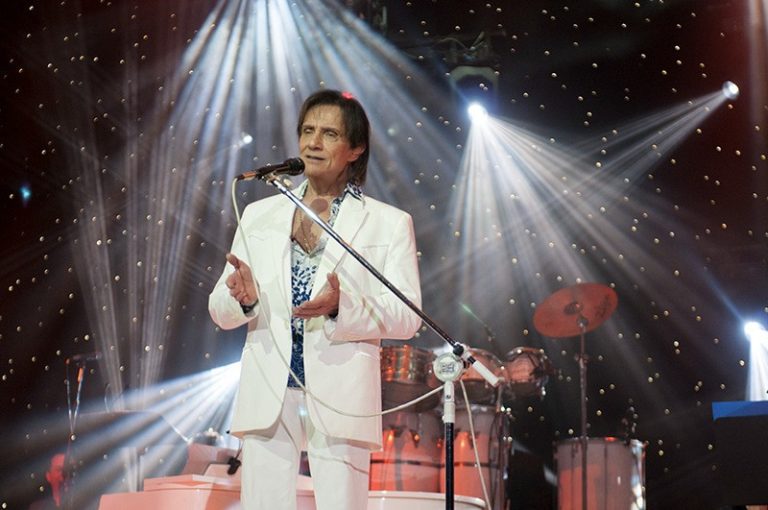 Roberto Carlos é diagnosticado com covid-19 e adia show