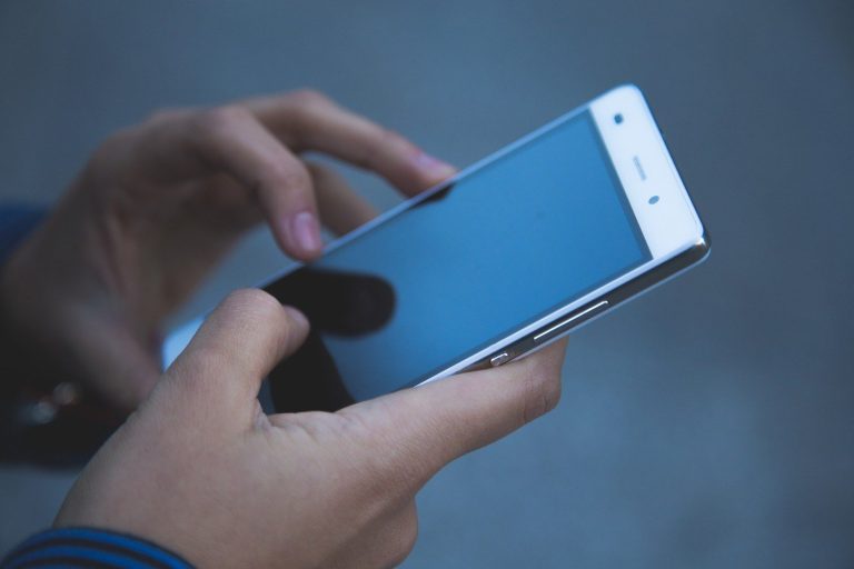 Mais pais usam aplicativos para monitorar filhos