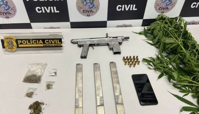 Suspeito é preso com submetralhadora e drogas em Viana
