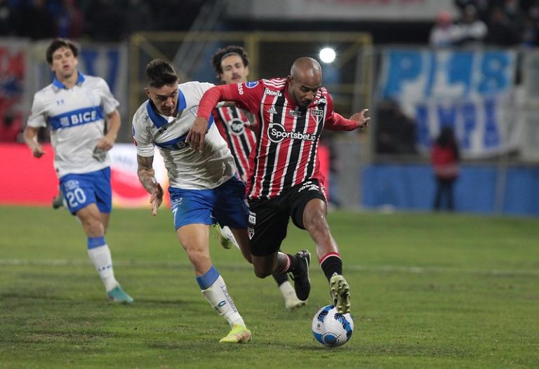 Com três jogadores a menos, São Paulo derrota Universidad Católica