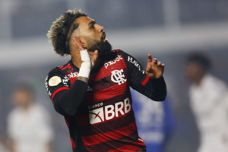 Mistão do Flamengo vence Santos na Vila e encosta no G-4