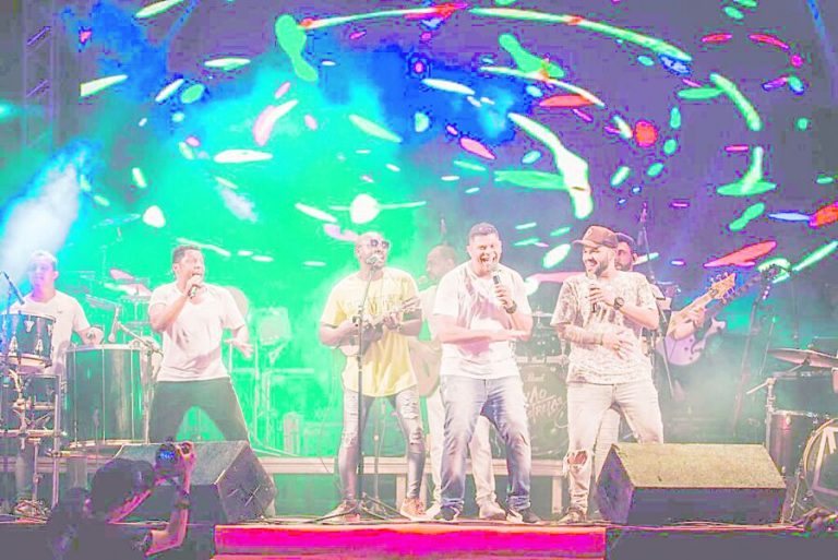 Espetáculo de fé no mar e show de samba fecham Festa de São Pedro
