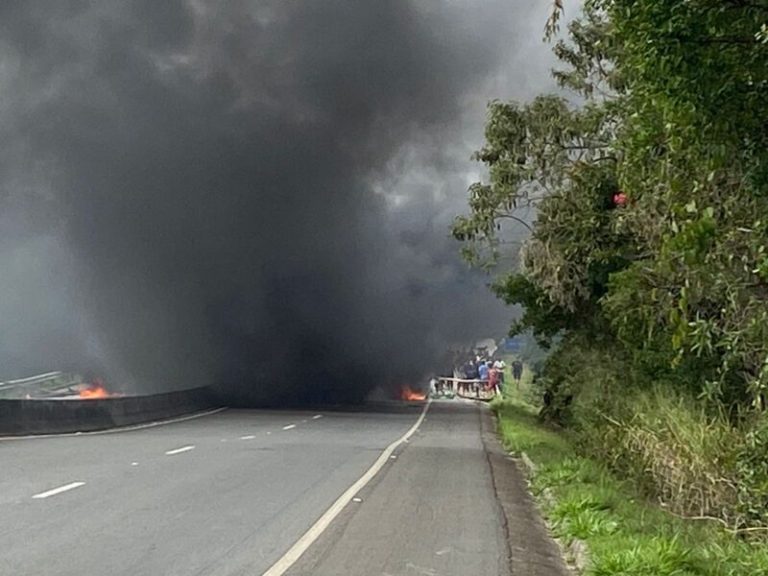 Manifestantes colocam fogo em pneus e fecham Rodovia do Sol