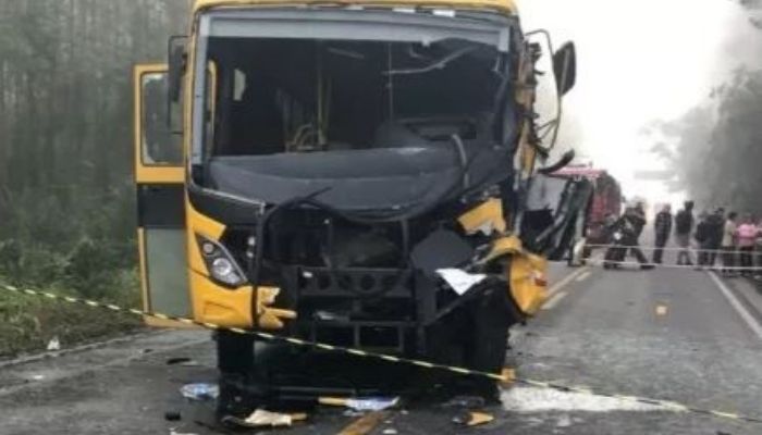 Motorista de ônibus escolar morre e 25 alunos ficam feridos em acidente