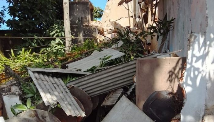 Equipamento de obra cai em cima de casas em Aribiri