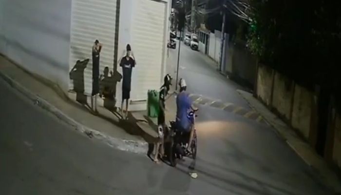 Dupla de moto é flagrada roubando celulares em Cariacica; Assista