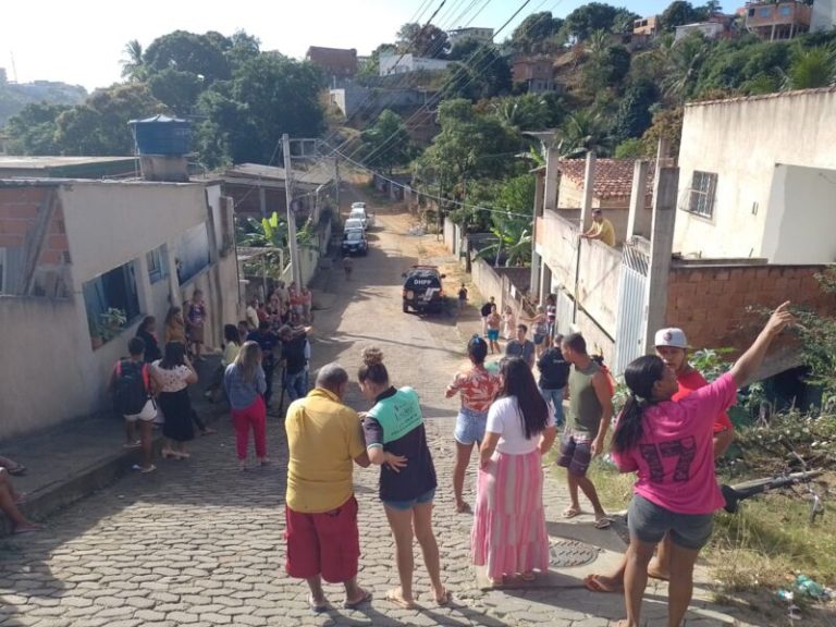 Criança pula muro de casa para pedir ajuda após a mãe ser morta em Viana
