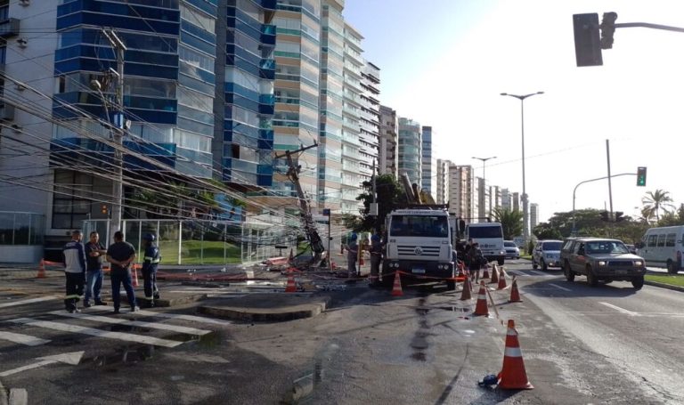 Avenida Dante Michelini é liberada após acidente