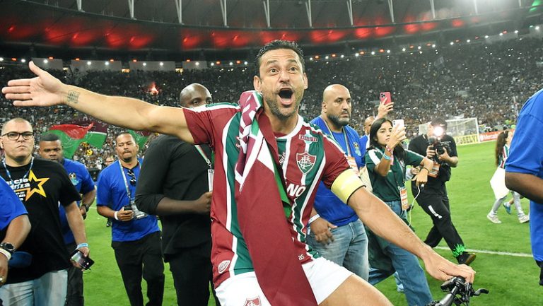 Fred pedala no Maracanã, é eternizado e se declara ao Fluminense