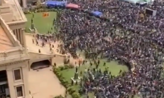 Manifestantes invadem palácio do governo do Sri Lanka e presidente renuncia