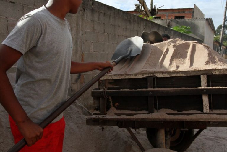 Máfia da exploração de areia em Vila Velha usa trabalho infantil