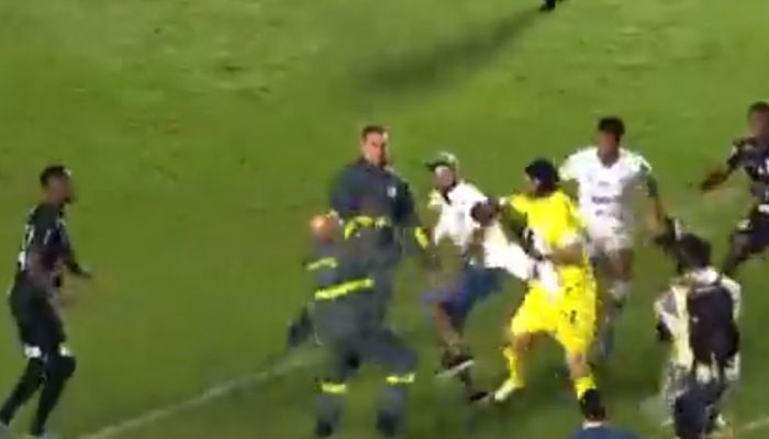 Torcedores do Santos invadem campo e agridem goleiro Cássio