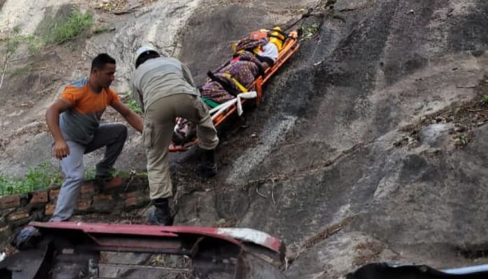Bombeiros resgatam pessoa que caiu de pedra na Curva do Saldanha