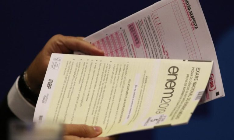ENEM 2022: Professores apontam temas mais cotados para a redação