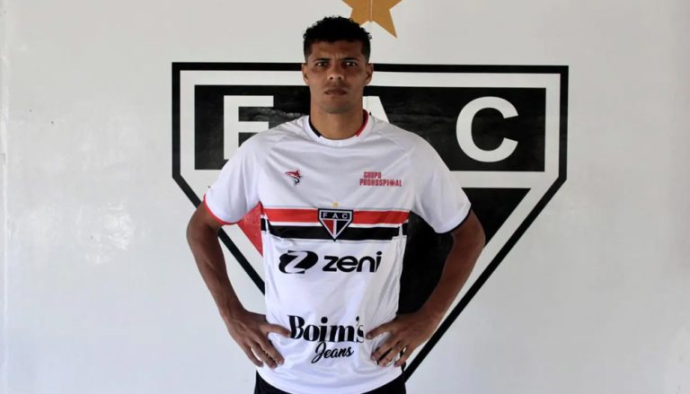 Jogador de futebol é preso minutos antes de partida começar