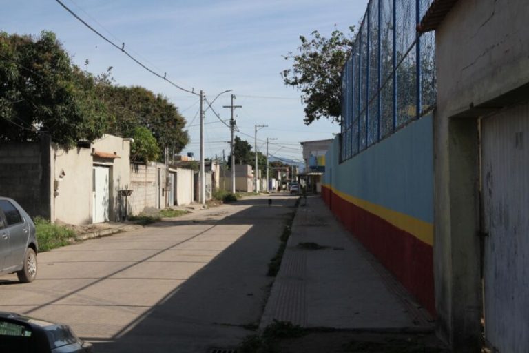 Mulher é agredida com bebê de seis meses no colo