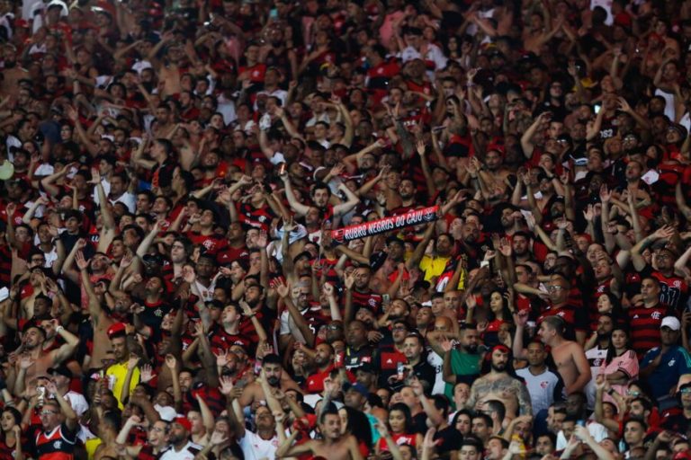 Pesquisa aponta Flamengo e Corinthians com maiores torcidas do país