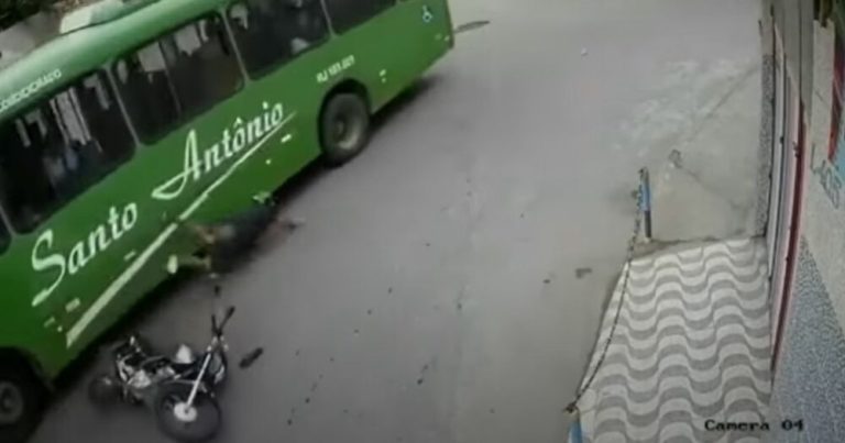 Motociclista é salvo por capacete após cair embaixo de ônibus. Veja o vídeo