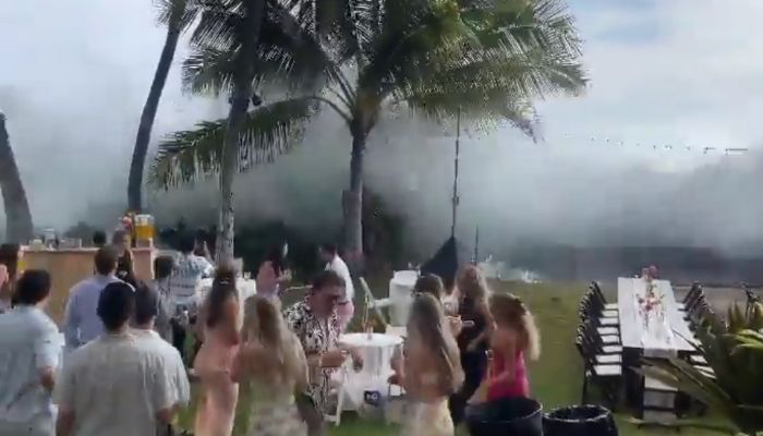 Onda gigante invade festa de casamento no Havaí e causa destruição