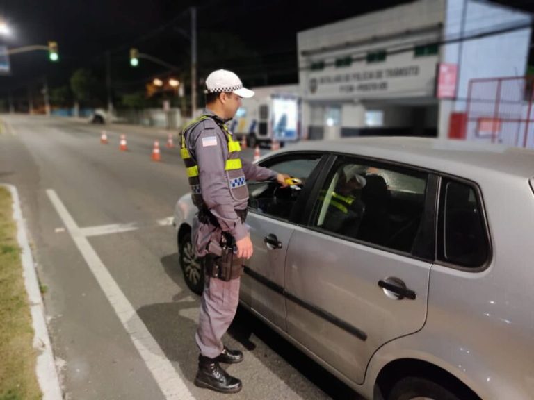 Motoristas usam até a contramão para fugir de blitz do bafômetro
