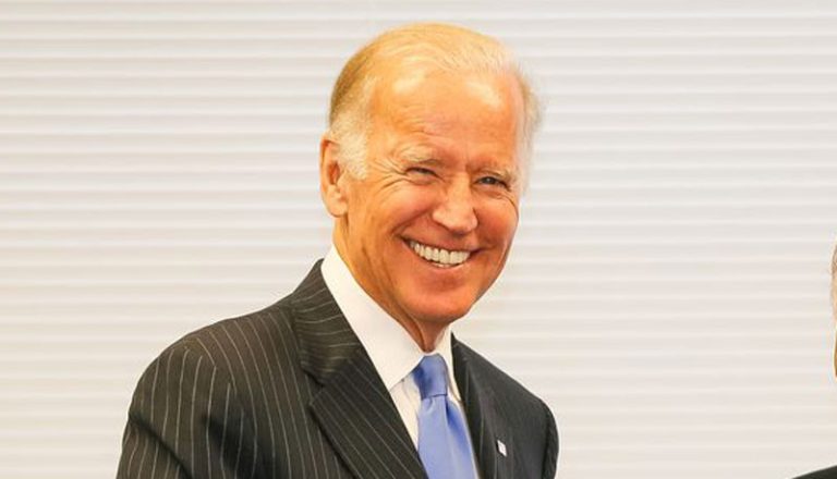 Biden segue trabalhando de casa com sintomas leves, afirma Casa Branca