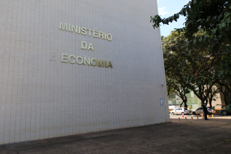 Ministério da Economia prepara decreto para cortar imposto de 4 mil produtos