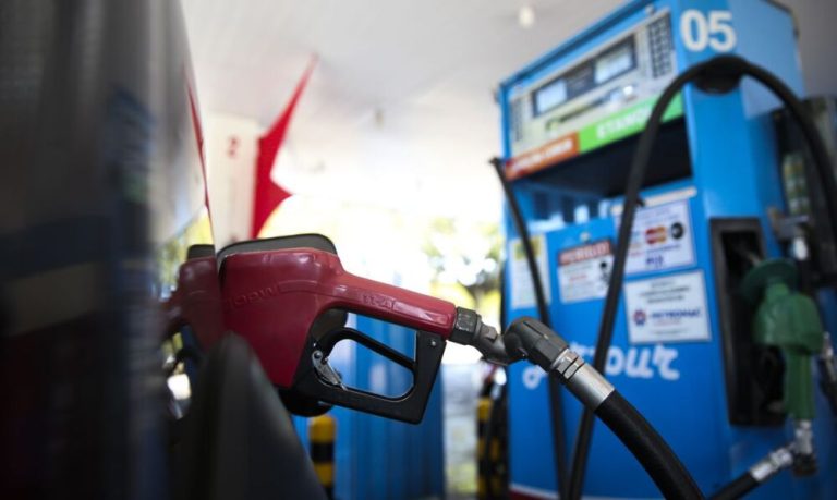 Gasolina cai pela quarta semana e já está abaixo de R$ 6 por litro