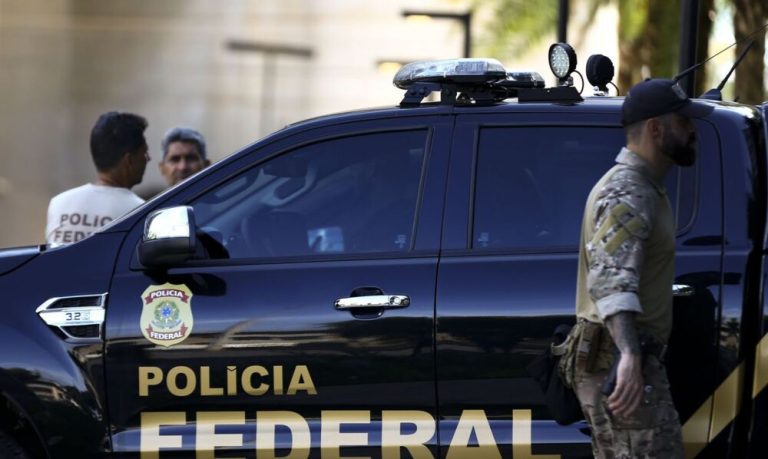 Homem é preso transportando sete fuzis em tanque de combustível
