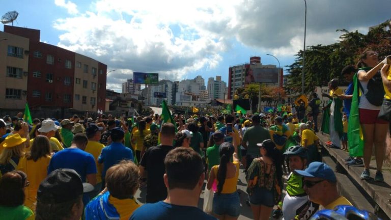 Participantes de marcha começam travessia da Terceira Ponte